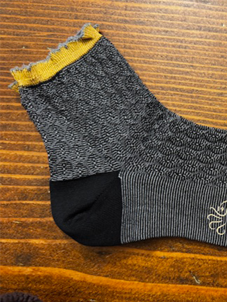 Black Anemone Short Socks - Roztayger