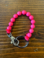 Neon Pink Short Perlen Keychain - Pink Beaded Bracelet - Wood Keychain - Roztayger
