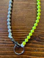 Light Grey and Neon Yellow Long Perlen Keychain - Beaded Keychain - Roztayger