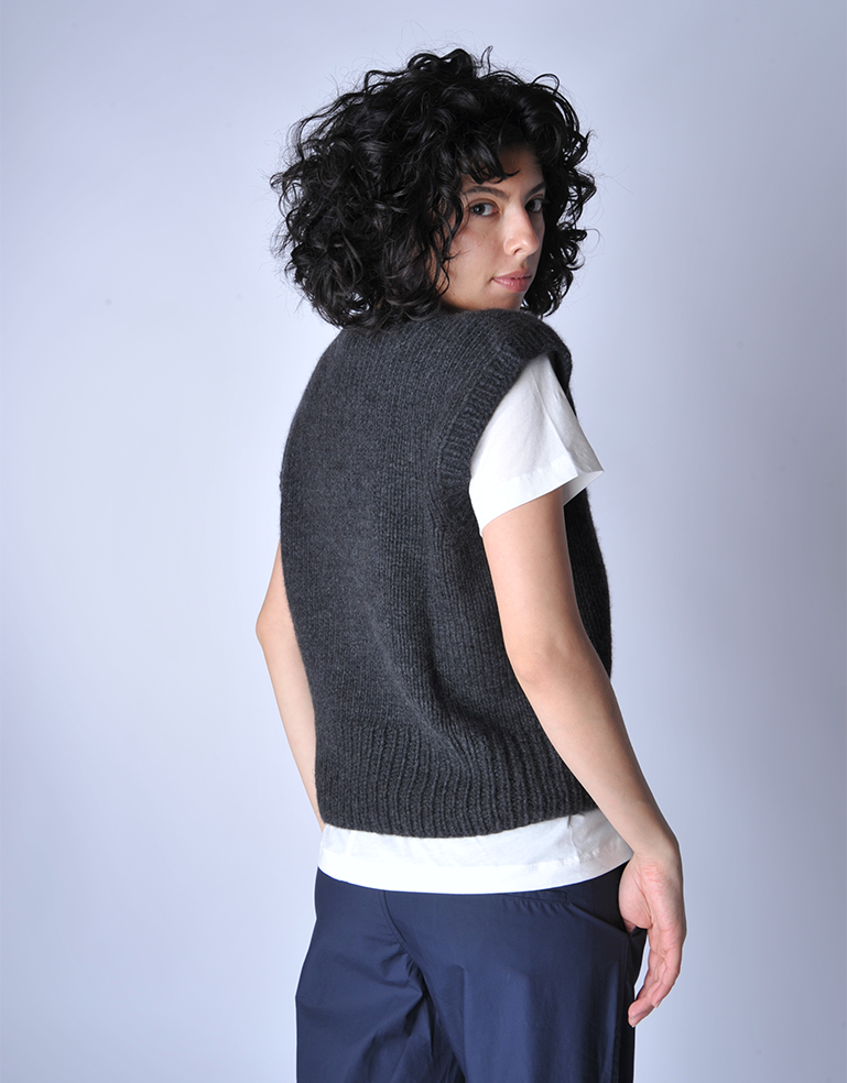 Anthracite George V Neck Cashmere Vest - Roztayger