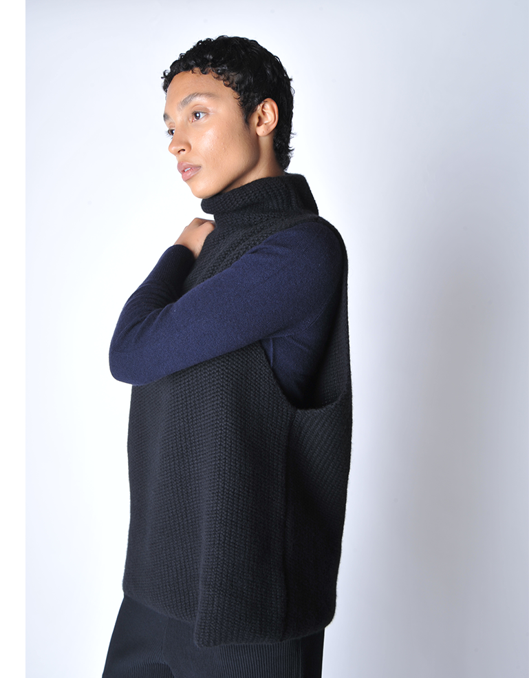 
                  
                    Black Toa Chunky Sleeveless Top - Roztayger
                  
                